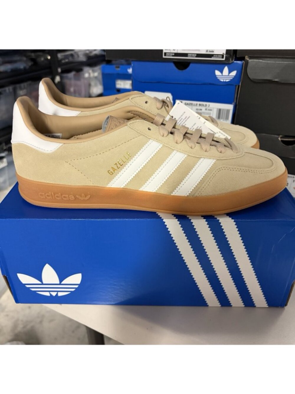 Size 10.5 Adidas Gazelle Indoor Men Magic Beige Core White Gum - HQ5154 - Picture 3 of 7